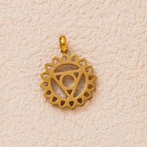 Makroaufnahme des 18K vergoldeten Chakra-Anhängers mit filigranen Sonnenstrahl-Details