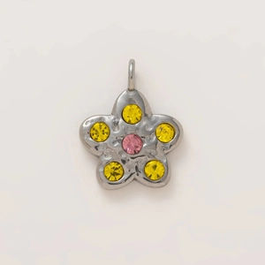 Colgante de flor plateada pulida con incrustaciones de strass amarillo y rosa