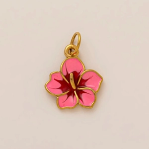 Vista de primer plano del colgante de flor de hibisco con baño de oro de 18K
