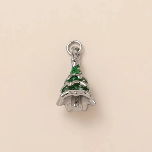 Detalle de colgante de árbol de Navidad con esmalte verde y baño de oro de 18K