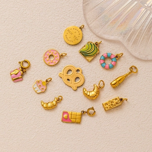 Lot de 11 breloques alimentaires dorées avec donuts et cupcakes pour bijoux DIY créatifs