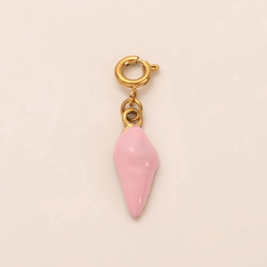Détail du pendentif coquillage rose avec fermoir en acier plaqué or 18 carats poli
