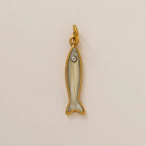 Detail eines 18K vergoldeten Fisch-Anhängers mit Emaille und glänzendem Zirkonia-Stein