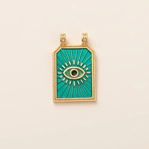 Détail du pendentif œil maléfique plaqué or 18K avec émail vert et rayons dorés