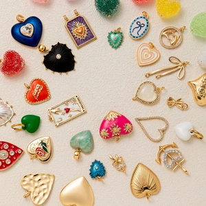 Sortierte, mit 18 Karat Weißgold vergoldete Emaille-Herz-Anhänger für DIY-Schmuck