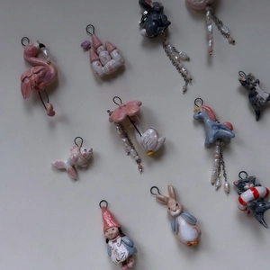 Incantevoli ciondoli animali in ceramica con fenicottero, coniglio e cigno placcati 18K