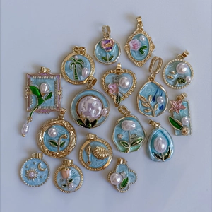 Mix di ciondoli floreali in acciaio inossidabile placcato oro 18K con perle e smalto blu