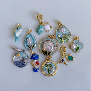 Set di 10 ciondoli animali marini placcati oro 18 carati con perle e smalto blu