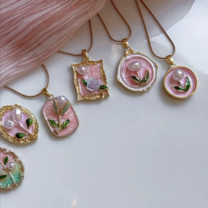 Collane in acciaio inossidabile placcato oro 18K con smalto floreale rosa e perle