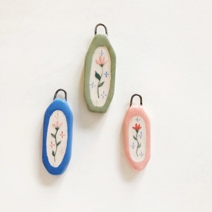 Tre pendenti colorati in ceramica fatti a mano placcati oro 18K con motivi floreali