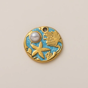 Vue détaillée du pendentif étoile de mer plaqué or 18 carats avec émail bleu et perle