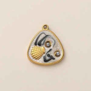 Détail du pendentif triangulaire artistique avec cadre doré et émail blanc texturé