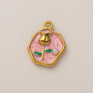 Détail d'un pendentif vintage plaqué or 18K avec émail rose et incrustation de perles