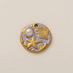 Détail du pendentif étoile de mer en plaqué or 18K avec émail violet et perle blanche