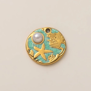 Détail du pendentif étoile de mer en or 18 carats avec émail vert menthe et perle blanche