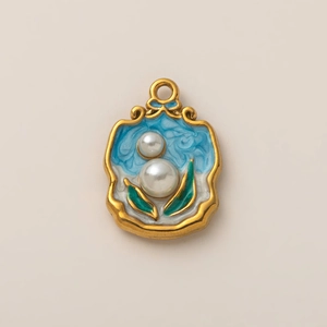 Détail du pendentif fleur plaqué or 18K avec émail bleu et perles d'imitation chic