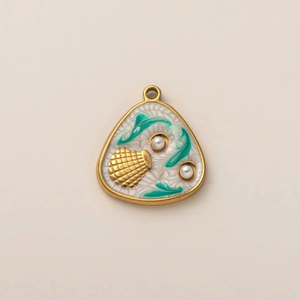 Détail du pendentif coquillage avec émail blanc et perles dans un style doré vintage