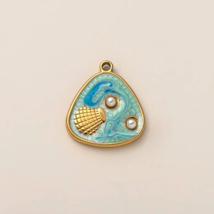 Détail macro du pendentif étoile de mer en émail avec placage or 18 carats et perles