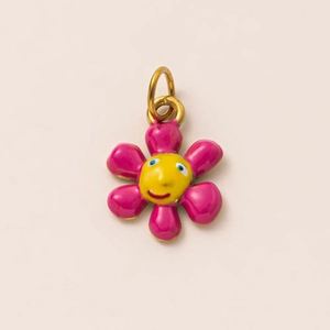Dettaglio del ciondolo a fiore in smalto rosa con faccina e anello in metallo d'oro