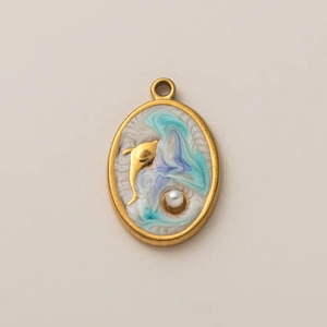 Détail du pendentif étoile de mer doré 18 carats avec émail bleu et relief dauphin