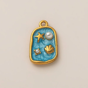 Détail d'un pendentif étoile de mer doré 18 carats avec émail bleu et perles élégantes