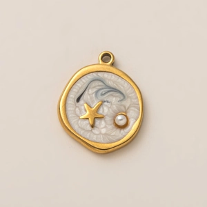 Détail du pendentif étoile de mer plaqué or 18K avec perle blanche et texture océanique