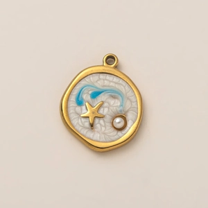 Détail macro du pendentif étoile de mer plaqué or 18 carats avec texture vague et perle