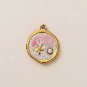 Détail du pendentif étoile de mer plaqué or 18K avec motifs roses et perle blanche
