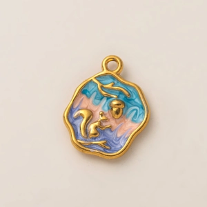 Macro d'un pendentif en émail plaqué or 18K aux motifs naturels et couleurs fluides
