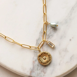 Collier chaîne trombone doré avec perle baroque, pièce soleil et pendentif zircon