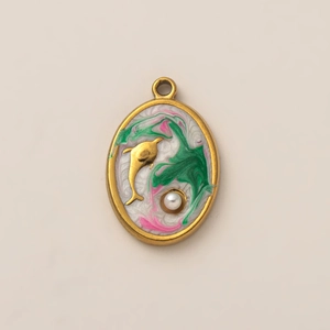 Vue détaillée du pendentif dauphin ovale avec perle blanche et émail multicolore