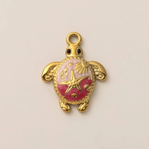 Détail macro d'un pendentif tortue de mer plaqué or 18K avec coque en émail dégradé