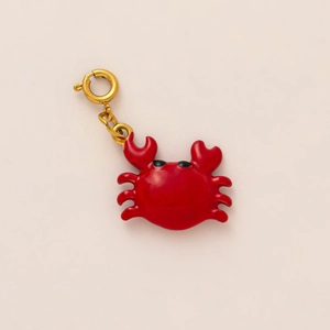Vue détaillée d'un pendentif crabe en émail rouge avec fermoir à ressort doré