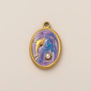 Détail du pendentif étoile de mer en or 18K avec émail nébuleuse et relief d'un dauphin