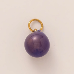 Vue détaillée d'un pendentif boule violette avec anneau en acier doré 18 carats