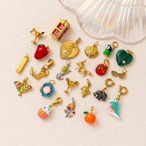 Collection de pendentifs DIY plaqués or 18 carats avec motifs cocktail et fruits