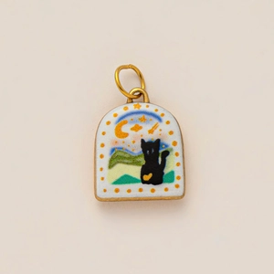 Détail du pendentif émaillé doré 18K avec silhouette de chat noir et croissant de lune