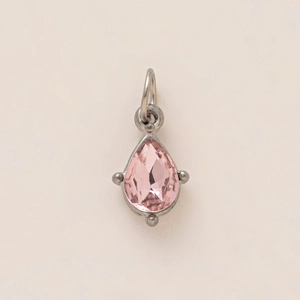 Detailansicht eines birnenförmigen rosa Edelsteinanhängers mit silbernem Metallring