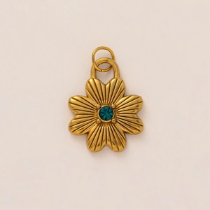 Detaillierte Makroansicht des Vintage Blumenanhängers mit grünem Stein in 18K Goldoptik