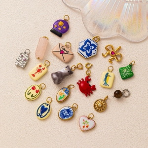 Set de pendentifs DIY dorés avec chat, cœur et fleurs en émail coloré pour bijoux