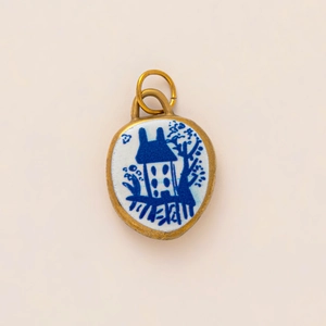 Pendentif en céramique avec paysage floral bleu et bélière plaquée or élégante