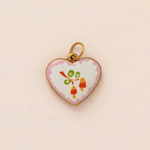 Détail d'un pendentif en forme de cœur avec motif floral et cadre doré pour bijoux DIY