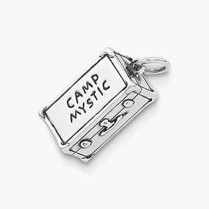 Vue macro d'un pendentif valise argentée vintage avec gravure Camp Mystic détaillée