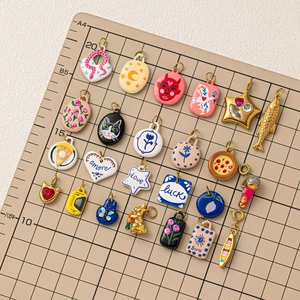 Verschiedene 18K vergoldete Edelstahl-Anhänger mit Katzen-, Sonnen- und Blumendesigns