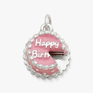 Détail macro d'un pendentif gâteau en émail rose avec texte Happy Birthday gravé