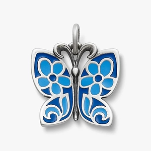 Détail macro d'un pendentif papillon en argent avec émail bleu et motifs floraux