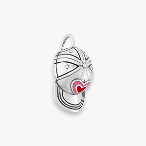 Détail du pendentif casquette de baseball avec cœurs en émail rose et rouge
