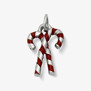 Vue détaillée d'un pendentif sucre d'orge rayé rouge et argent en acier titane poli