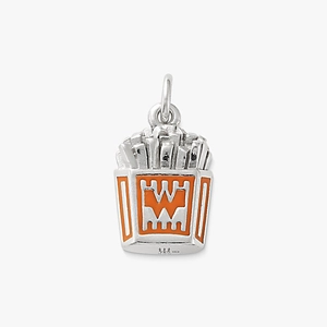 Détail macro du pendentif frites en argent 925 avec émail orange et logo W
