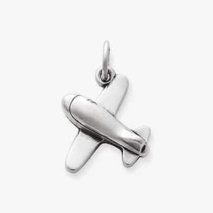 Vue détaillée du pendentif d'avion en argent poli avec des détails vintage noircis